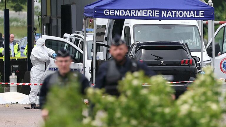 Überfall auf Gefangenentransport in Frankreich.jpeg - An dieser Mautstelle nahe Incarville in Nordfrankreich wurde der Gefangenentransport übefallen. Überfall auf Gefangenentransport in Frankreich.jpeg - An dieser Mautstelle nahe Incarville in Nordfrankreich wurde der Gefangenentransport übefallen.