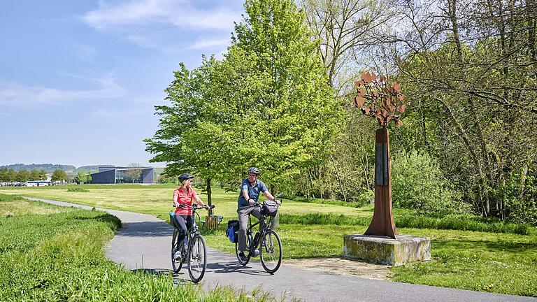 Radfahrer unterwegs im Lieblichen Taubertal: Die Region ist eine der 100 beliebtesten Sehenswürdigkeiten Deutschlands. Radfahrer unterwegs im Lieblichen Taubertal: Die Region ist eine der 100 beliebtesten Sehenswürdigkeiten Deutschlands. 