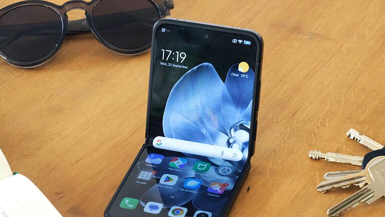Xiaomi Mix Flip - Das Scharnier des Mix Flip verharrt in jedem beliebigen Winkel - und ermöglicht so etwa auch eine einfache Nutzung als Webcam. Xiaomi Mix Flip - Das Scharnier des Mix Flip verharrt in jedem beliebigen Winkel - und ermöglicht so etwa auch eine einfache Nutzung als Webcam.