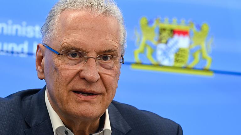 Bayerns Innenminister Joachim Herrmann       -  Joachim Herrmann warnt vor einer verschärften Sicherheitslage. (Archivbild)