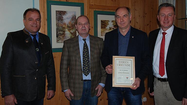 Ehrung mit der Goldenen Zuckerrübe für mehr als 18 Jahre Einsatzleiter der Rodegemeinschaft und bäuerliche Transportgemeinschaft Haßgau durch den Verband fränkischer Zuckerrübenbauer: im Bild von links Rainer Stephan, Ernst Hahn, Tino Scheithauer und Rainer Schechter.