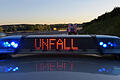 Unfall       -  Symbolbild: Polizeifahrzeug mit Unfall-Hinweis