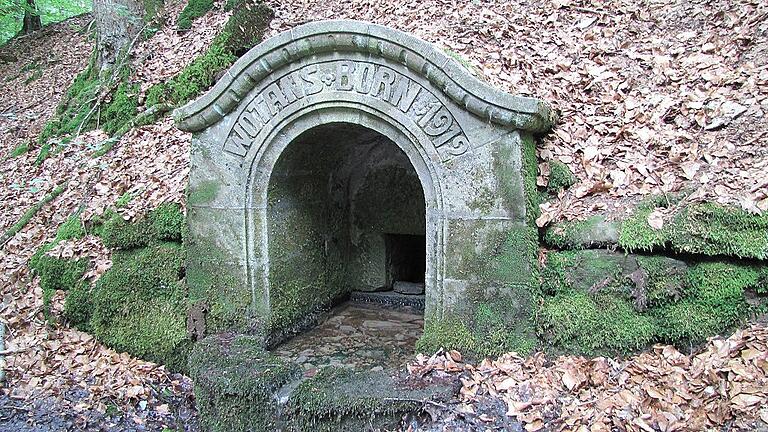 Der Wotansborn, eine 1912 bei Fabrikschleichach gefasste Quelle, ist ein bevorzugtes Laichgebiet für den Feuersalamander im Steigerwald, wie die hier im Wasser zu findenden Larven belegen. Der Wotansborn, eine 1912 bei Fabrikschleichach gefasste Quelle, ist ein bevorzugtes Laichgebiet für den Feuersalamander im Steigerwald, wie die hier im Wasser zu findenden Larven belegen.