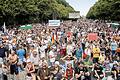 Demonstration gegen Corona-Maßnahmen in Berlin       -  Kundgebung gegen die Corona-Beschränkungen auf der Straße des 17. Juni in Berlin: ohne Masken, ohne Abstand.