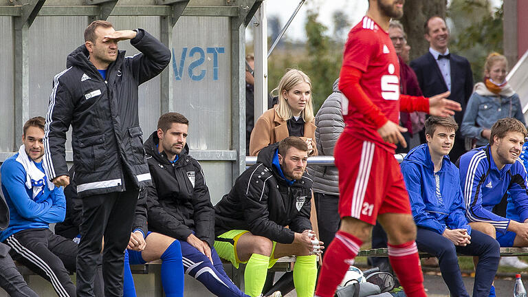 Trainer Thomas Redelberger (links) sah seinen TSV Unterpleichfeld trotz 2:0-Führung und 40-minütiger Überzahl gegen und Maximilian Weinreich (rechts) und den FC Coburg noch 2:4 verlieren. Trainer Thomas Redelberger (links) sah seinen TSV Unterpleichfeld trotz 2:0-Führung und 40-minütiger Überzahl gegen und Maximilian Weinreich (rechts) und den FC Coburg noch 2:4 verlieren.