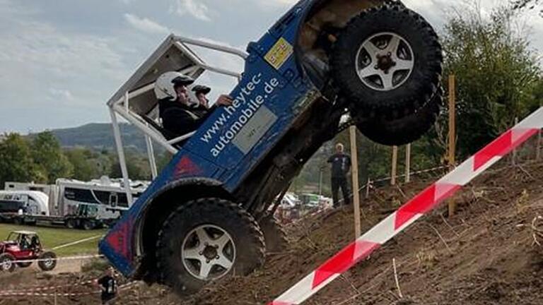 Der Abhang mag noch so steil sein, irgendwie muss der Geländewagen nach oben kommen. Der Abhang mag noch so steil sein, irgendwie muss der Geländewagen nach oben kommen.