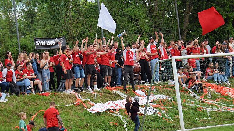 Fußball-Relegation: TSV Oberthulba - SG Frankenbrunn - Für Stadion-Atmosphäre sorgten die Fan-Lager beider Teams. Unser Bild zeigt die Anhänger des TSV Oberthulba. Fußball-Relegation: TSV Oberthulba - SG Frankenbrunn - Für Stadion-Atmosphäre sorgten die Fan-Lager beider Teams. Unser Bild zeigt die Anhänger des TSV Oberthulba.