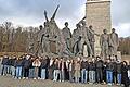 Studienfahrt der 10. Klassen der Jakob-Kaiser-Realschule Hammelburg nach Weimar. Hier ein Erinnerungsfoto vor dem Buchenwalder Mahnmal.       -  Studienfahrt der 10. Klassen der Jakob-Kaiser-Realschule Hammelburg nach Weimar. Hier ein Erinnerungsfoto vor dem Buchenwalder Mahnmal.