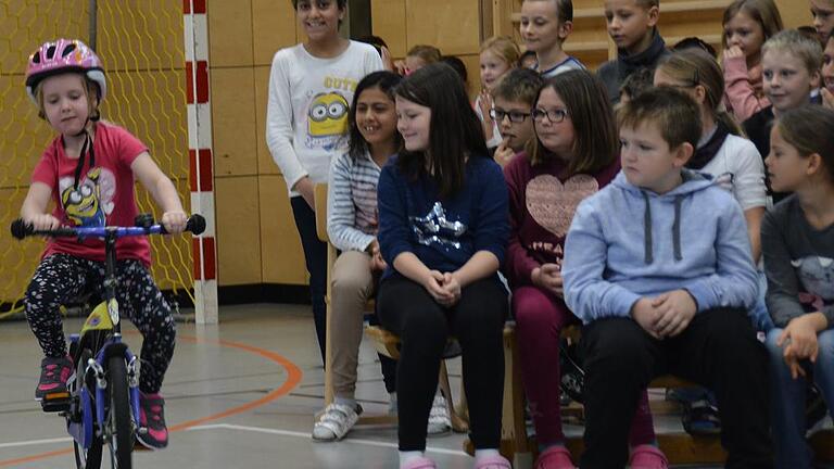 Das Rahmenprogramm für die Ehrung gestalteten die Schüler der Grundschule Gemünden mit Vorführungen.