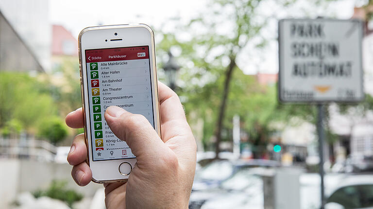 Komfortabel, aber auch teurer: Seit vergangenem Sommer ist es möglich, sein Parkticket über das Handy zu ziehen.