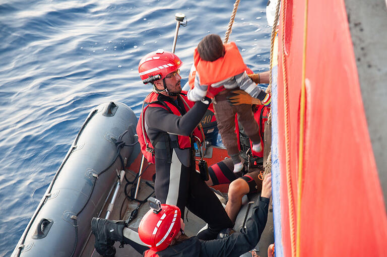 Lifeline-Kapitän: 'Menschen werden auf dem Meer entsorgt' - Auch Frauen und Kinder - hauptsächlich aus den Subsahara-Staaten - die aus libyschen Lagern geflohen waren, wurden auf hoher See von den Schlauchbooten gerettet. Lifeline-Kapitän: 'Menschen werden auf dem Meer entsorgt' - Auch Frauen und Kinder - hauptsächlich aus den Subsahara-Staaten - die aus libyschen Lagern geflohen waren, wurden auf hoher See von den Schlauchbooten gerettet.
