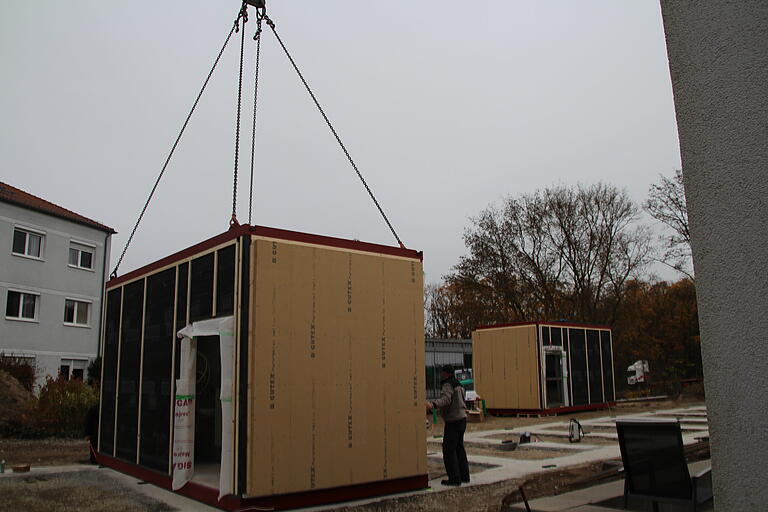 Der erste Container hat gerade seinen Platz eingenommen.