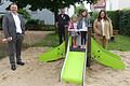 Von Rampe bis Rutschbahn: Rund 25 300 Euro kostete die Modernisierung des Spielplatzes Schillerstraße in Volkach. Die 'Rutschenkinder' Sofia und Lara weihten in Anwesenheit von Bürgermeister Heiko Bäuerlein (links), der Leiterin des Ordnungsamtes Margit Krämer, und dem Chef des städtischen Bauhofs, Harald Troll, die neuen Spielgeräte ein.