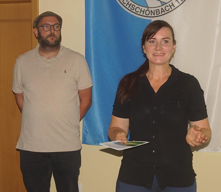 Alexander Eger und seine Frau Carolin Hilzinger stellten ihr überarbeitetes Konzept über die Reitanlage vor und versuchten, alle Fragen zu beantworten. Die Stimmung unter den Anwesenden: frostig bis ablehnend.