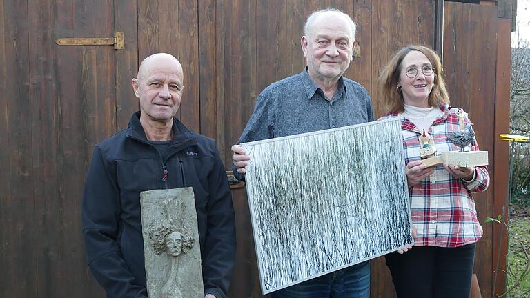 Sie loben den Künstlerwettbewerb aus (von links): Christoph Klesse, Manfred Koch und Nicole Hülswitt mit jeweils einem ihrer Werke. Sie loben den Künstlerwettbewerb aus (von links): Christoph Klesse, Manfred Koch und Nicole Hülswitt mit jeweils einem ihrer Werke.