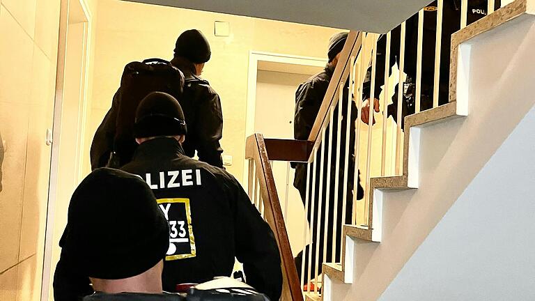 Dieses vom Bayerischen Landeskriminalamt zur Verfügung gestellte Foto zeigt Polizisten bei einer Durchsuchung im Rahmen eines 'Aktionstags gegen antisemitische Straftaten'. Am Dienstagmorgen gab es in Unterfranken vier Durchsuchungen. Dieses vom Bayerischen Landeskriminalamt zur Verfügung gestellte Foto zeigt Polizisten bei einer Durchsuchung im Rahmen eines 'Aktionstags gegen antisemitische Straftaten'. Am Dienstagmorgen gab es in Unterfranken vier Durchsuchungen.