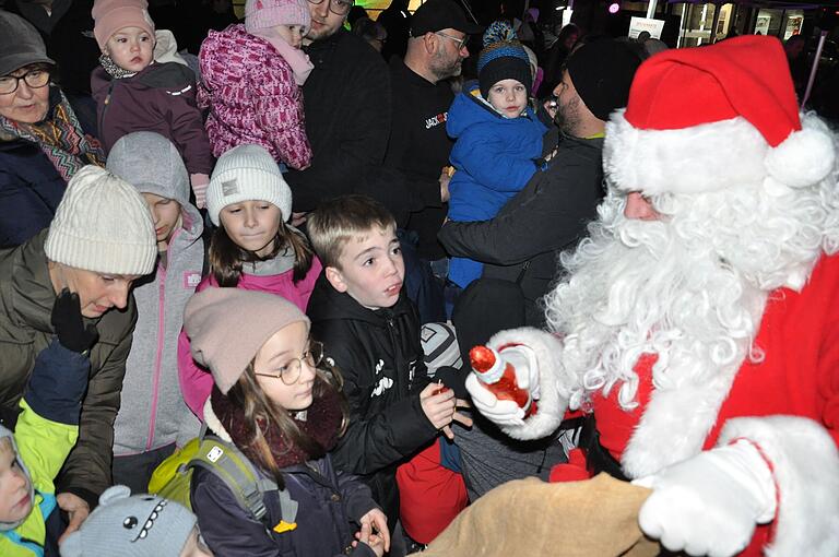 Nikolaus alias Daniel Fischer beschenkte die Kinder. Nikolaus alias Daniel Fischer beschenkte die Kinder.
