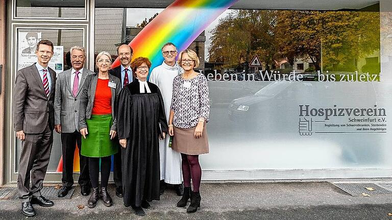 Im Zeichen des Regenbogens: Der Hospizverein hat in der Segnitzstraße 28 eine Anlaufstelle eröffnet. Im Bild (von links): Oberbürgermeister Sebastian Remelé, stellvertretender Landrat Peter Seifert, Koordinatorin Alexandra Beer, Vereinsvorsitzender Dr. Johannes Mühler, die Geistlichen Susanne Rosa und Franz Feineis und daneben Susanne Ritzmann. Im Zeichen des Regenbogens: Der Hospizverein hat in der Segnitzstraße 28 eine Anlaufstelle eröffnet. Im Bild (von links): Oberbürgermeister Sebastian Remelé, stellvertretender Landrat Peter Seifert, Koordinatorin Alexandra Beer, Vereinsvorsitzender Dr. Johannes Mühler, die Geistlichen Susanne Rosa und Franz Feineis und daneben Susanne Ritzmann.