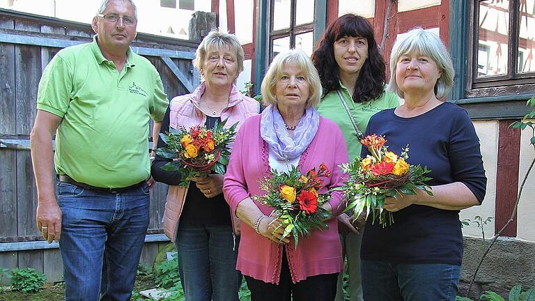 Drei der Händler wurden für ihre zehnjährige Treue zur Pflanzen- und Gartenbörse in Rügheim geehrt: (von links) Siegfried Burger, Marion Geyer, Inge Wolf, Elfi Reichert und Annette Falk.