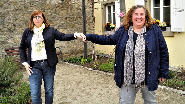 Groß war die Freude bei den Bürgermeisterinnen der Gemeinden Nordheim und Sommerach, Sibylle Säger (links) und Elisabeth Drescher, über die Nachricht der erfolgreichen Bewerbung des Pilotprojektes 'Weinbergsbewässerung'. Groß war die Freude bei den Bürgermeisterinnen der Gemeinden Nordheim und Sommerach, Sibylle Säger (links) und Elisabeth Drescher, über die Nachricht der erfolgreichen Bewerbung des Pilotprojektes 'Weinbergsbewässerung'.
