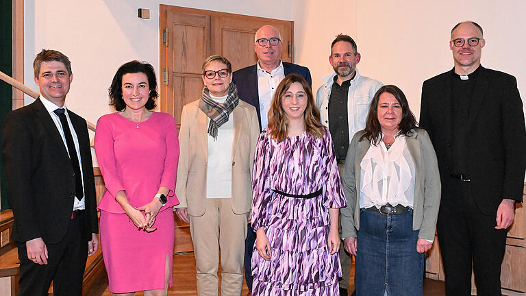 Neujahrsempfang der Stadt Mellrichstadt mit Podiumsdiskussion in der Oskar-Herbig-Halle Mellrichstadt. Gruppenfoto (v.l.) Bürgermeister Michael Kraus, Dorothee Bär (MdB), Sabine Dittmar (MdB), Georg Straub (Sparkasse), Moderatorin Julia Back, Frank Helmerich, Petra Bieber (Gymnasium Mellrichstadt) und Pfarrer Thomas Menzel