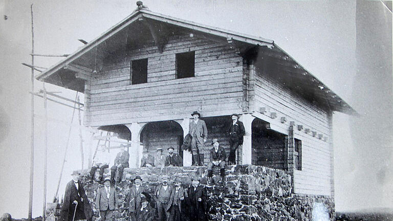 31-63469324       -  Die Kissinger Hütte auf dem Feuerberg während der Bauphase im Sommer 1914. Mit großem Aufwand musste das Baumaterial auf den Berg transportiert werden.