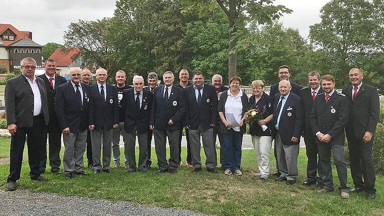 Ehrungen gab es bei der BRK Bereitschaft in Hausen. Unser Bild zeigt (von links): Bürgermeister Fridolin Link, Bernd Roßmanith, Meinhard Keßler, Peter Schneider, Helmut Sopp, Florian Eckert, Emil Büchs, Christoph Städtler, Kurt Löhler, Wolfgang Handwerk, Steffen Reinhart, Gerhard Krenzer, Gerlinde Schlott, Inge Schneider, Alexander Herbert, Walter Schneider, Bereitschaftsleiter Markus Städtler, Michael Leier und stellvertretenden Kreisgeschäftsführer Heiko Stäblein.