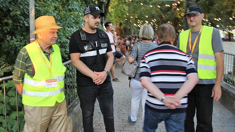 Einlasskontrolle am Volkacher Weinfest: Wird es zu voll, müssen Peter, Hasan und Ulrich (von links) den Zugang zum Festplatz sperren. Einlasskontrolle am Volkacher Weinfest: Wird es zu voll, müssen Peter, Hasan und Ulrich (von links) den Zugang zum Festplatz sperren.