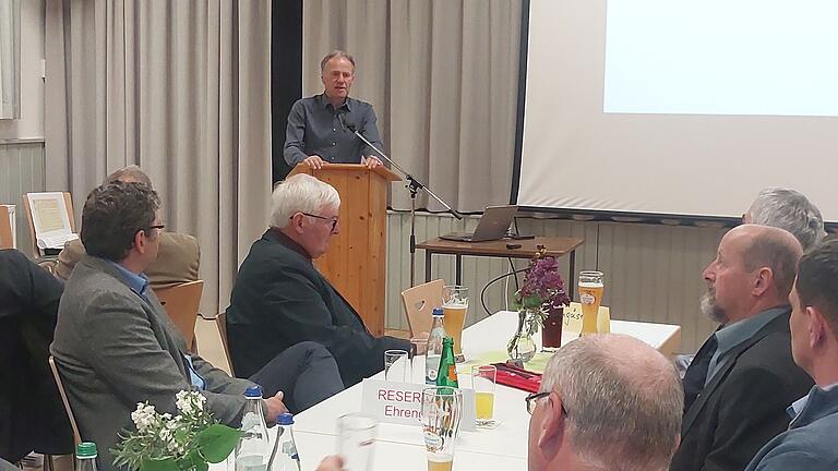 Fritz Stiegler bei seinem Vortrag. Fritz Stiegler bei seinem Vortrag.