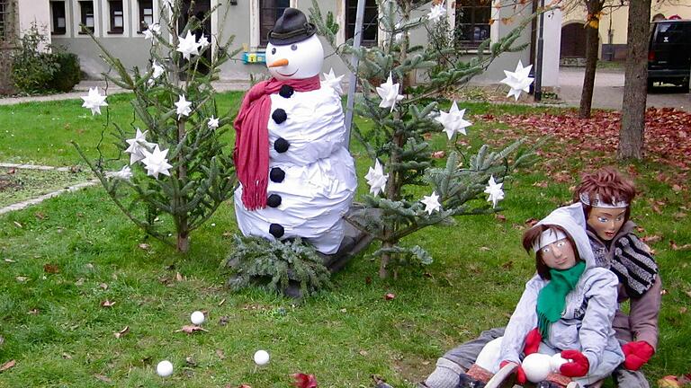 Warum sich zwischen Schlittenfahren und Schneeballschlacht entscheiden? Auf dem Kirchplatz in Untereisenheim ist beides gleichzeitig möglich! Die fröhlichen Kinderfiguren machen es vor: Wer mit dem Schlitten den Hang hinuntersaust, hat nicht nur den größten Spaß, sondern ist auch als Zielscheibe viel schwerer zu treffen. So weichen sie jedem Schneeball aus und genießen den Winter in vollen Zügen. Warum sich zwischen Schlittenfahren und Schneeballschlacht entscheiden? Auf dem Kirchplatz in Untereisenheim ist beides gleichzeitig möglich! Die fröhlichen Kinderfiguren machen es vor: Wer mit dem Schlitten den Hang hinuntersaust, hat nicht nur den größten Spaß, sondern ist auch als Zielscheibe viel schwerer zu treffen. So weichen sie jedem Schneeball aus und genießen den Winter in vollen Zügen.
