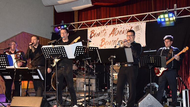 Ein buntes Programm aus Bütt, Tänzen, kabarettistischen und musikalischen Einlagen bot der Bunte Abend des MGV in der Karolingerhalle Karlburg.
