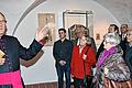 Domkapitular Jürgen Lenssen, Kunstreferent der Diözese Würzburg, erläuterte den Besuchern das Konzept, das er für das Dokumentationszentrum Sankt Michaelskapelle erstellt hat.