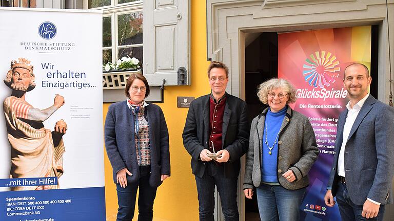 Offiziell weist nun eine Bronzeplakette darauf hin, dass die Sanierung des denkmalgeschützten Kastenamtes in Mainbernheim von der Deutschen Stiftung Denkmalschutz dank Mittel der Glücksspirale gefördert wurde. Das Bild zeigt (von links) Elisabeth Balk, Dieter Gottschalk, Ute Rauschenbach und Christian Müller. Offiziell weist nun eine Bronzeplakette darauf hin, dass die Sanierung des denkmalgeschützten Kastenamtes in Mainbernheim von der Deutschen Stiftung Denkmalschutz dank Mittel der Glücksspirale gefördert wurde. Das Bild zeigt (von links) Elisabeth Balk, Dieter Gottschalk, Ute Rauschenbach und Christian Müller.