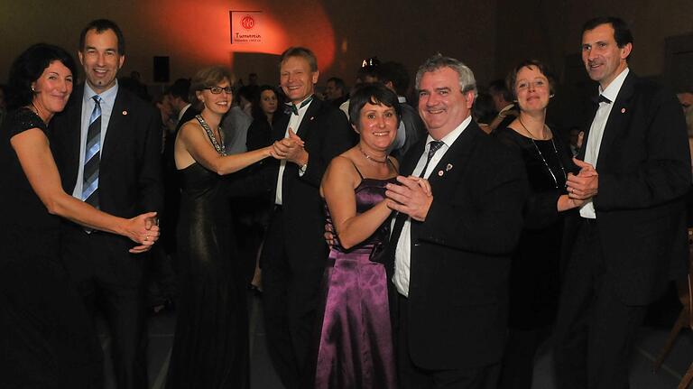 Schwingt auch mal das Tanzbein: Hubert Karl (rechts) 2012 beim Ball des TV Ochsenfurt. Schwingt auch mal das Tanzbein: Hubert Karl (rechts) 2012 beim Ball des TV Ochsenfurt.