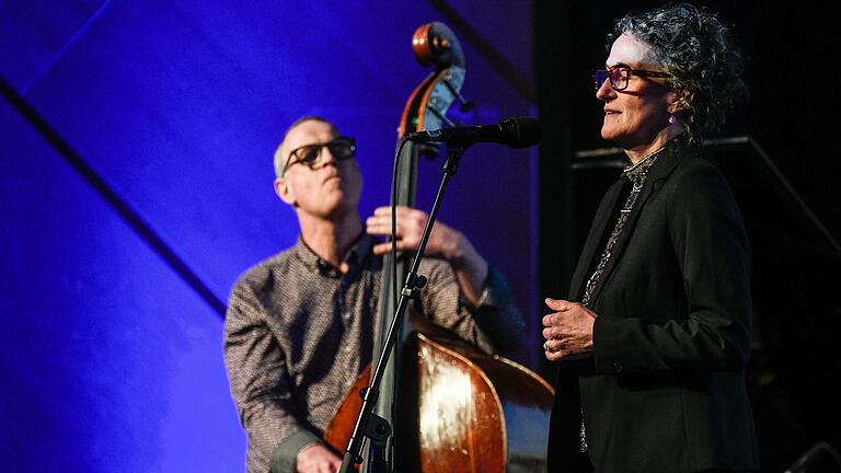 Birgit Süß und Bassist Klaus Ratzek im vergangenen Mai bei der Verleihung der Würzburger Kulturpreise im Congress Centrum. Birgit Süß und Bassist Klaus Ratzek im vergangenen Mai bei der Verleihung der Würzburger Kulturpreise im Congress Centrum.