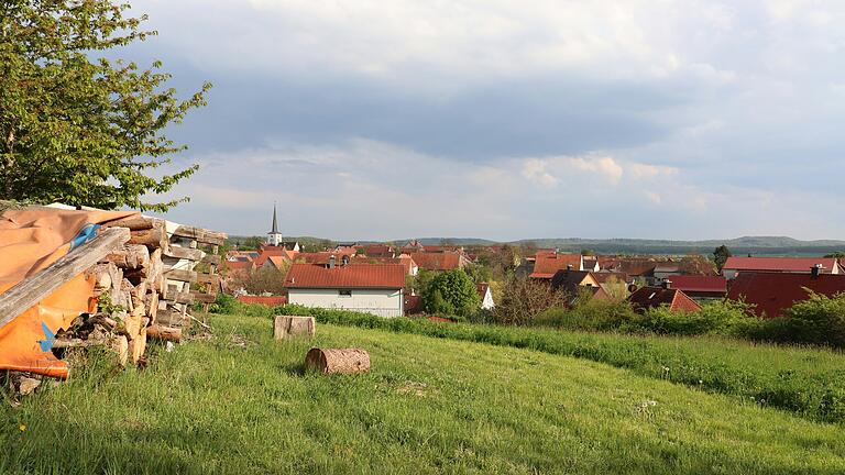 Über den alten Gips-Tagebau am Ortsrand von Hellmitzheim ist längst Gras gewachsen. Doch der Adelsberg ist weiter in Bewegung, eine Bebauung nur an den Ausläufern des Plateaus möglich. Über den alten Gips-Tagebau am Ortsrand von Hellmitzheim ist längst Gras gewachsen. Doch der Adelsberg ist weiter in Bewegung, eine Bebauung nur an den Ausläufern des Plateaus möglich.