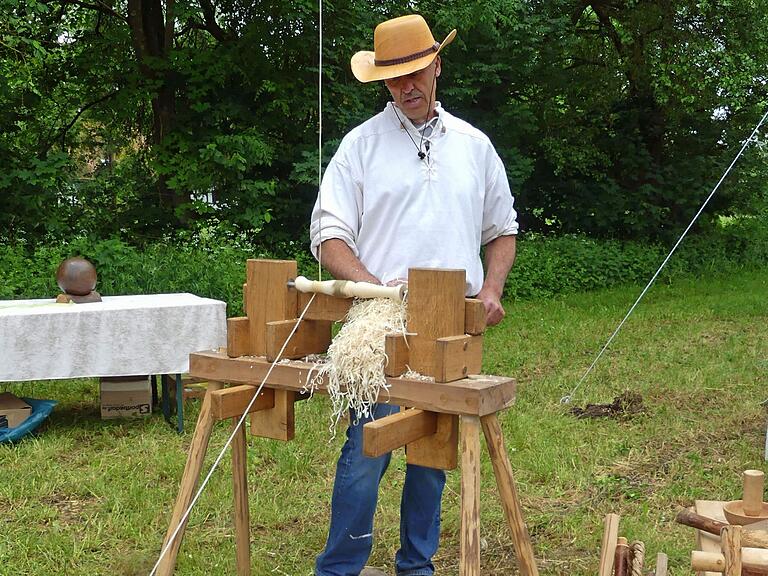 Handwerkskunst war auch bei den Gartenträumen in Traustadt vertreten. Klaus Nun feierte mit seiner 'historischen Drechselmaschine' Premiere. Handwerkskunst war auch bei den Gartenträumen in Traustadt vertreten. Klaus Nun feierte mit seiner 'historischen Drechselmaschine' Premiere.