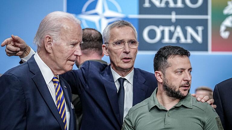 Joe Biden, Jens Stoltenberg und Wolodymyr Selenskyj (l-r)       -  Nicht alle in einem Boot? Über den Umgang mit dem Beitrittswunsch der Ukraine gibt es in der Nato große Differenzen. (Archivbild)