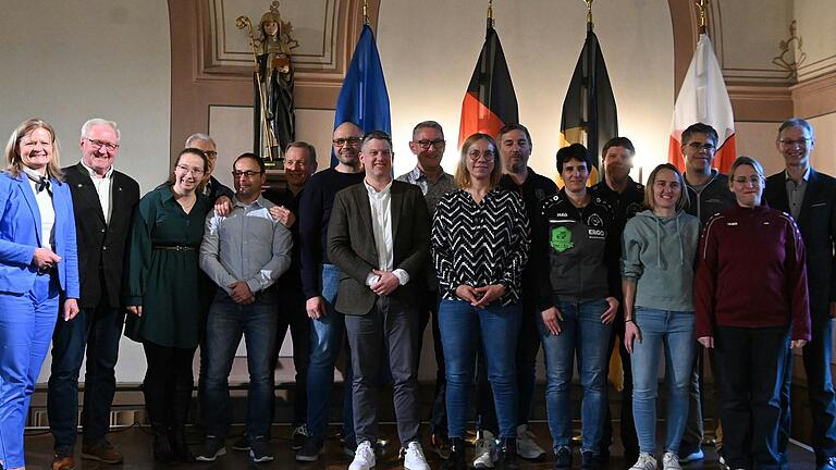 Erstmals ehrte die Stadt auch die Trainerinnen und Trainer, die hinter den Erfolgen der Sportlerinnen und Sportler stehen (links Bürgermeisterin Anette Schmidt).