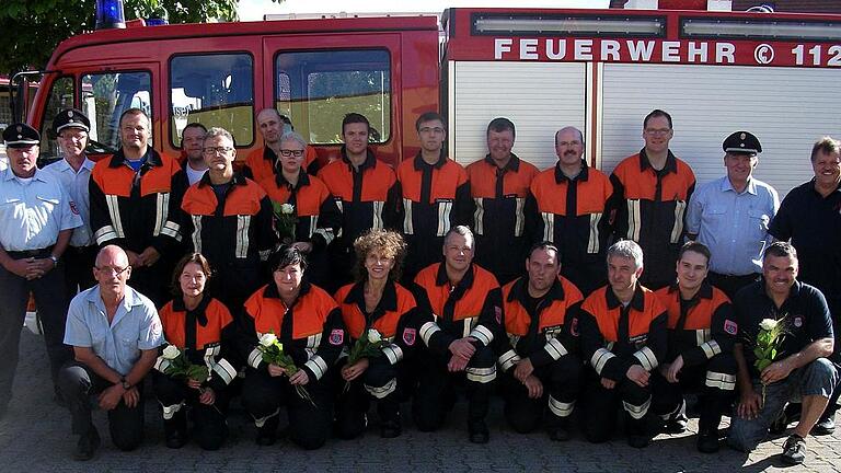 Erfolgreiche Sommeracher Floriansjünger - (wabr) Nach zehntägiger Vorbereitung konnten kürzlich vier Frauen und zwölf Männer der Feuerwehr Sommerach die Leistungsprüfung im Bereich Technische Hilfeleistung in verschiedenen Stufen ablegen. Die Ausbildung hatten Kommandant Andreas Drescher und sein Stellvertreter Michael Karg übernommen. Als Schiedsrichter fungierten die Kreisbrandmeister Erwin Strobel, Martin Ebert und Arnulf Hanf. Folgende Wehrleute stellten sich den Prüfungsanforderungen: Stufe 6: Elke Karg, Andreas Dürr Andreas, Stufe 5: Gerd Ströhlein, Norbert Kestler und Alfred Pfaff, Stufe 4: Carsten Heinlein, Roman Mangold, Stufe 3: Rene Prestele, Robert Dilling, Urban Östreicher, Stufe2; Jasmin Drescher, Kilian Östreicher, Stufe1: Heike Prestele, Anette Steffen, Maximilian Drescher und Henke Bruno sowie Günther Östreicher als Auffüller. Unser Bild zeigt die Schiedsrichter, die Kommandanten, den Vorsitzenden des Feuerwehrvereins Elmar Henke (hintere Reihe, rechts) und nicht zuletzt die Prüflinge, die den Leistungsstand der Sommeracher Wehr einmal mehr unter Beweis stellten. Erfolgreiche Sommeracher Floriansjünger - (wabr) Nach zehntägiger Vorbereitung konnten kürzlich vier Frauen und zwölf Männer der Feuerwehr Sommerach die Leistungsprüfung im Bereich Technische Hilfeleistung in verschiedenen Stufen ablegen. Die Ausbildung hatten Kommandant Andreas Drescher und sein Stellvertreter Michael Karg übernommen. Als Schiedsrichter fungierten die Kreisbrandmeister Erwin Strobel, Martin Ebert und Arnulf Hanf. Folgende Wehrleute stellten sich den Prüfungsanforderungen: Stufe 6: Elke Karg, Andreas Dürr Andreas, Stufe 5: Gerd Ströhlein, Norbert Kestler und Alfred Pfaff, Stufe 4: Carsten Heinlein, Roman Mangold, Stufe 3: Rene Prestele, Robert Dilling, Urban Östreicher, Stufe2; Jasmin Drescher, Kilian Östreicher, Stufe1: Heike Prestele, Anette Steffen, Maximilian Drescher und Henke Bruno sowie Günther Östreicher als Auffüller. Unser Bild zeigt die Schiedsrichter, die Kommandanten, den Vorsitzenden des Feuerwehrvereins Elmar Henke (hintere Reihe, rechts) und nicht zuletzt die Prüflinge, die den Leistungsstand der Sommeracher Wehr einmal mehr unter Beweis stellten.