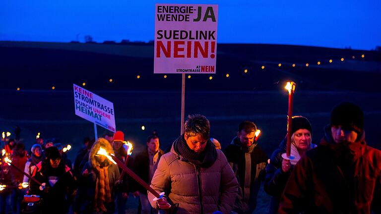 2015 protestierte sie mit einem Fackelzug gegen SuedLink. Jetzt entzündet die Bürgerinitiative gegen die Stromtrasse gemeinsam mit den unterfränkischen Bauern von 'Landschafft Verbindung' ein Mahnfeuer, um auf die Folgen von Stromtrasse und Agrarpaket aufmerksam zu machen. 2015 protestierte sie mit einem Fackelzug gegen SuedLink. Jetzt entzündet die Bürgerinitiative gegen die Stromtrasse gemeinsam mit den unterfränkischen Bauern von 'Landschafft Verbindung' ein Mahnfeuer, um auf die Folgen von Stromtrasse und Agrarpaket aufmerksam zu machen. 