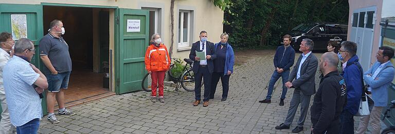 Martin Burger (Dritter von links) wollte in der Straße Am Bach, am Rand von Volkachs Altstadt, einen Bratwurst-Imbiss eröffnen. Das ist jetzt aber doch nicht möglich, da dafür erst der Bebauungsplan geändert werden müsste. Martin Burger (Dritter von links) wollte in der Straße Am Bach, am Rand von Volkachs Altstadt, einen Bratwurst-Imbiss eröffnen. Das ist jetzt aber doch nicht möglich, da dafür erst der Bebauungsplan geändert werden müsste.