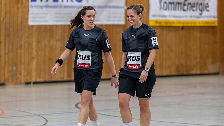 Die ehemaligen Handballerinnen Lisa Wenzke (links) und Sabrina Kleinhenz sind ihrem Sport treu geblieben und sind für den Deutschen Handball-Bund als Schiedsrichter-Gespann in der 3. Liga im Einsatz – auch bei den Männern.       -  Die ehemaligen Handballerinnen Lisa Wenzke (links) und Sabrina Kleinhenz sind ihrem Sport treu geblieben und sind für den Deutschen Handball-Bund als Schiedsrichter-Gespann in der 3. Liga im Einsatz – auch bei den Männern.