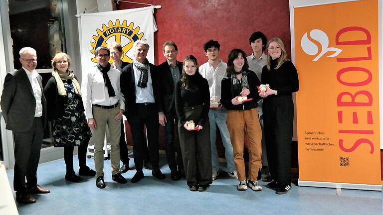 Die Jury des Rotary-Clubs Würzburg-Stein mit den Preisträgerinnen und Preisträgern. Die Jury des Rotary-Clubs Würzburg-Stein mit den Preisträgerinnen und Preisträgern.