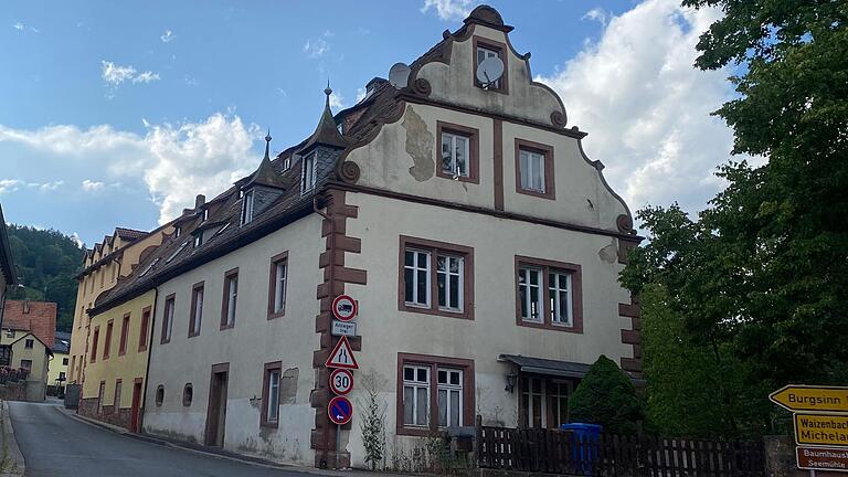 Das ehemalige Forstamt des Juliusspitals in Gräfendorf in der Burgsinner Straße 2 wird zwangsversteigert. Das ehemalige Forstamt des Juliusspitals in Gräfendorf in der Burgsinner Straße 2 wird zwangsversteigert.