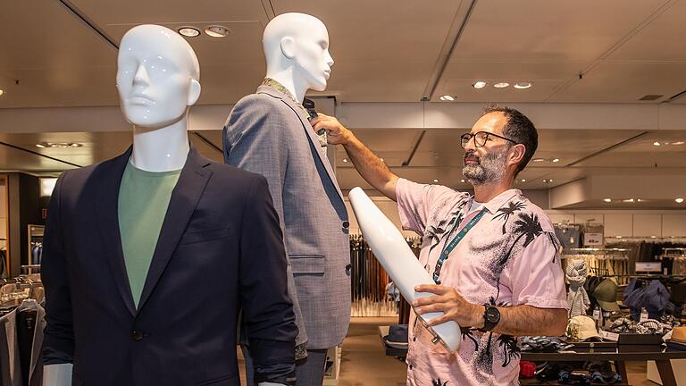 Holger Haderlein ist Visual Merchandiser bei Galeria Karstadt Kaufhof und liebt seinen Job, auch wegen der Kreativität. Holger Haderlein ist Visual Merchandiser bei Galeria Karstadt Kaufhof und liebt seinen Job, auch wegen der Kreativität.
