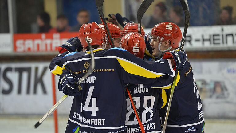 Schweinfurter Jubel über den Treffer zum 4:2 gegen Schongau: (von links) Simon Knaup, Dylan Hood, Felix Ribarik, (verdeckt) Kevin Heckenberger und Tomas Cermak.
