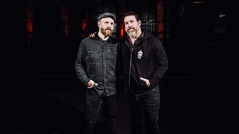Matze Rossi (links) mit seinem guten Freund Chuck Ragan der US-amerikanischen Punkrockband 'Hot Water Music'. Chuck Ragan erscheint mit seiner unverwechselbaren Stimme auch auf den 'Barn Tapes' von Matze Rossi.&nbsp;
