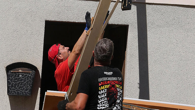 Schwerarbeit mussten die Helferinnen und Helfer beim Entrümpeln leisten. - Schwerarbeit mussten die Helferinnen und Helfer beim Entrümpeln leisten. Schwerarbeit mussten die Helferinnen und Helfer beim Entrümpeln leisten. - Schwerarbeit mussten die Helferinnen und Helfer beim Entrümpeln leisten.
