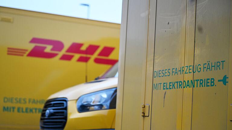 DHL-Paketzentrum in Düsseldorf       -  Elektro-Transporter von DHL stehen auf dem Gelände einer Düsseldorfer Zustellbasis. Von 120 Transportern sind dort 49 Stromer, auch dort soll der Elektro-Anteil künftig steigen.